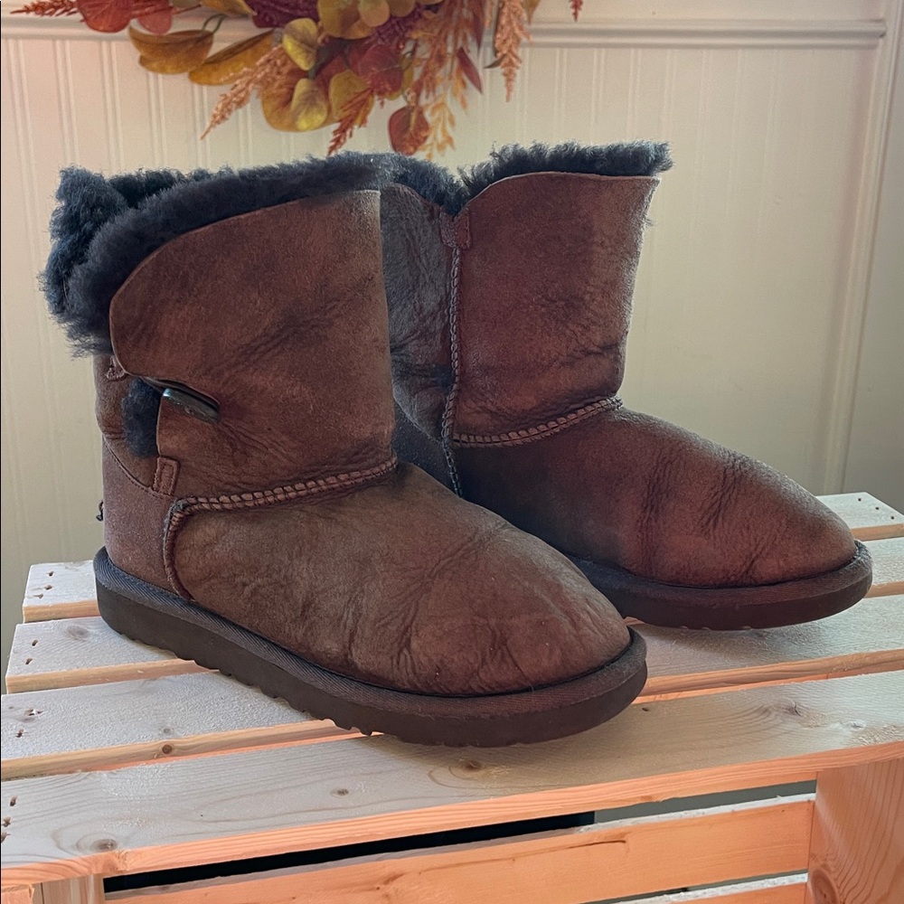 Ugg Bailey Button chocolate dark brown size K4